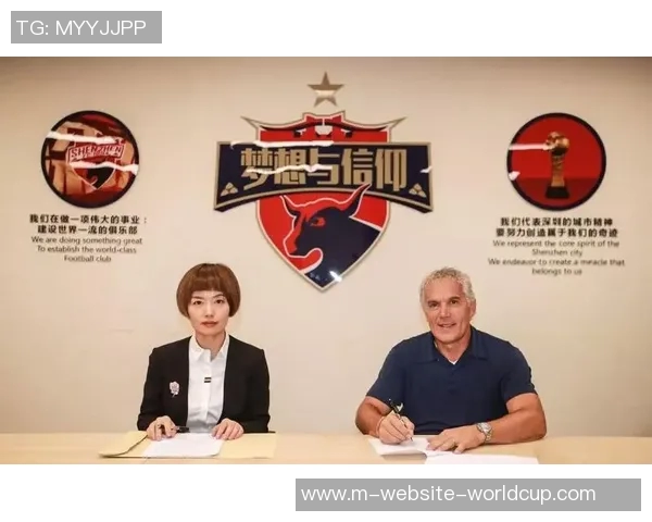 深圳足球队主教练新赛季战术布局与球队发展战略分析